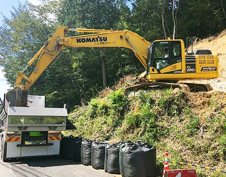 大型重機を使って山林の埋め立てや造成跡地で土地活用をいたします