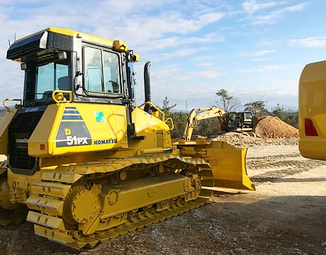 大型重機を使って山林の埋め立てや造成跡地で土地活用をいたします