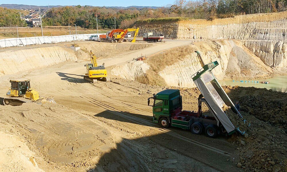 自社所有の砂利採取場、残土処理場の開発・運営をしております
