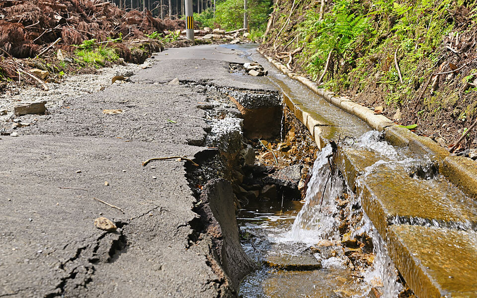 雨水で道路の崩壊イメージ写真
