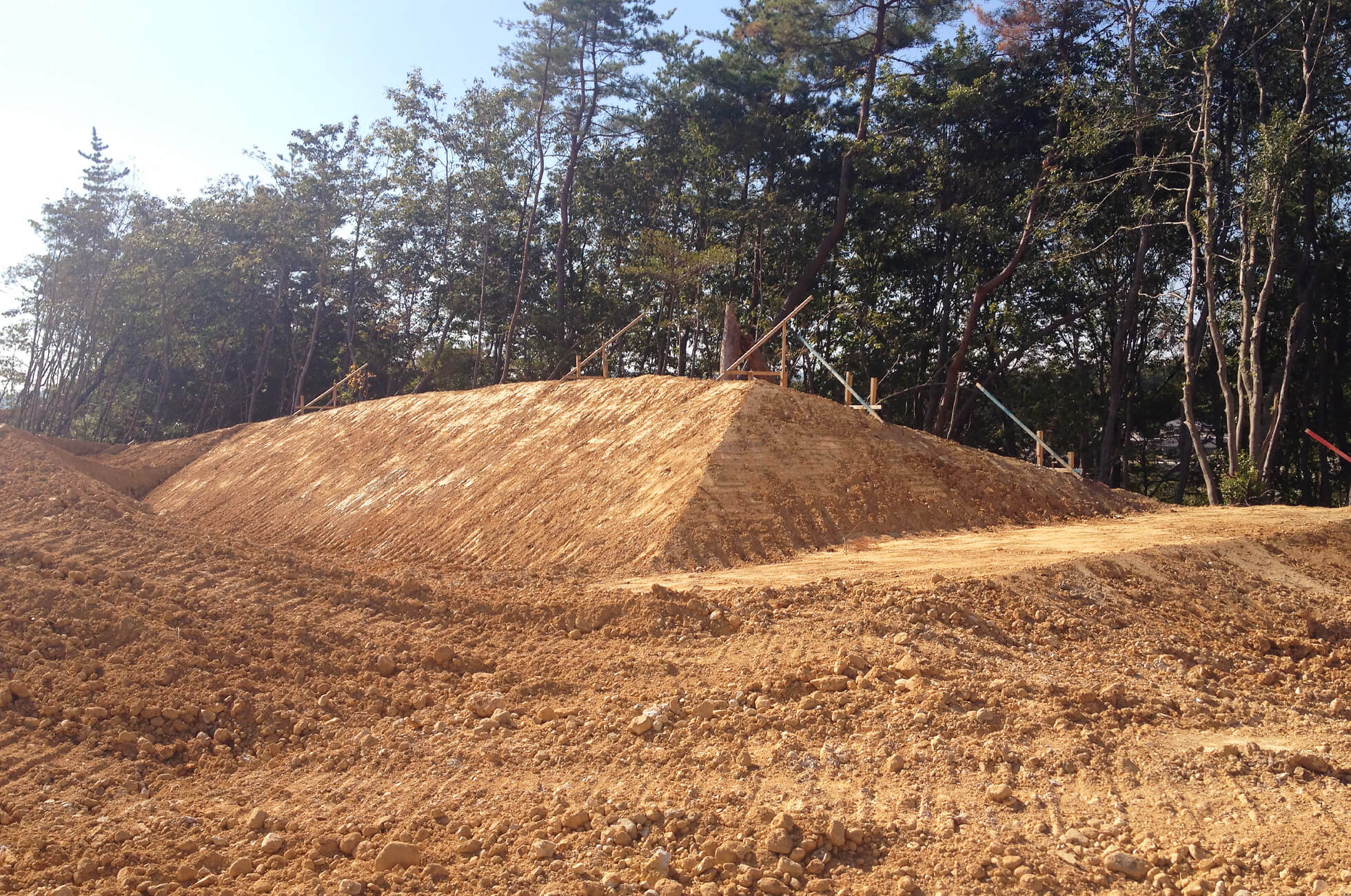 住宅地の裏山にあたる部分の法面の成形工事