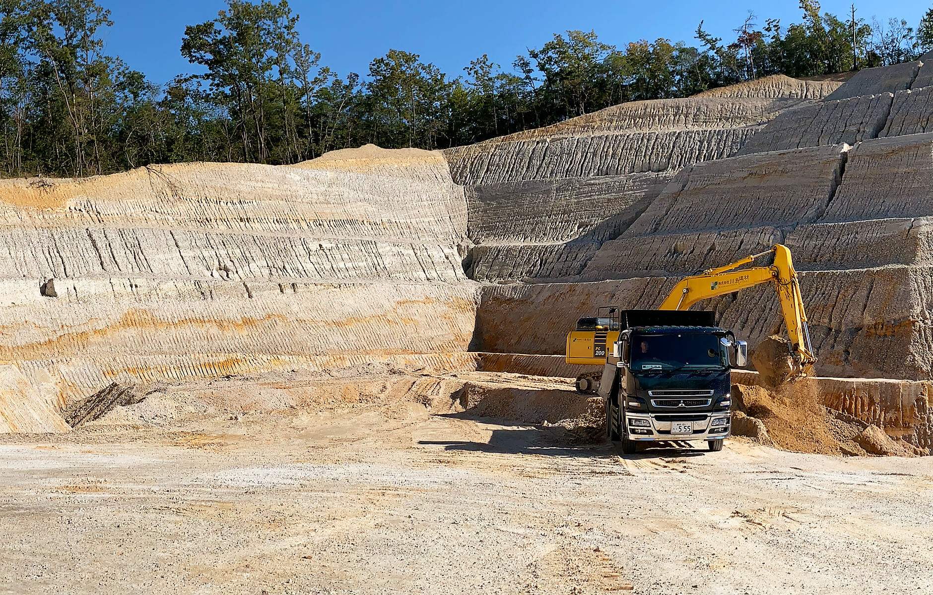 資源（砂・砂利）の採取業務の様子