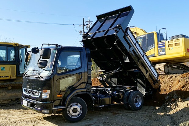 自社所有の4tダンプ